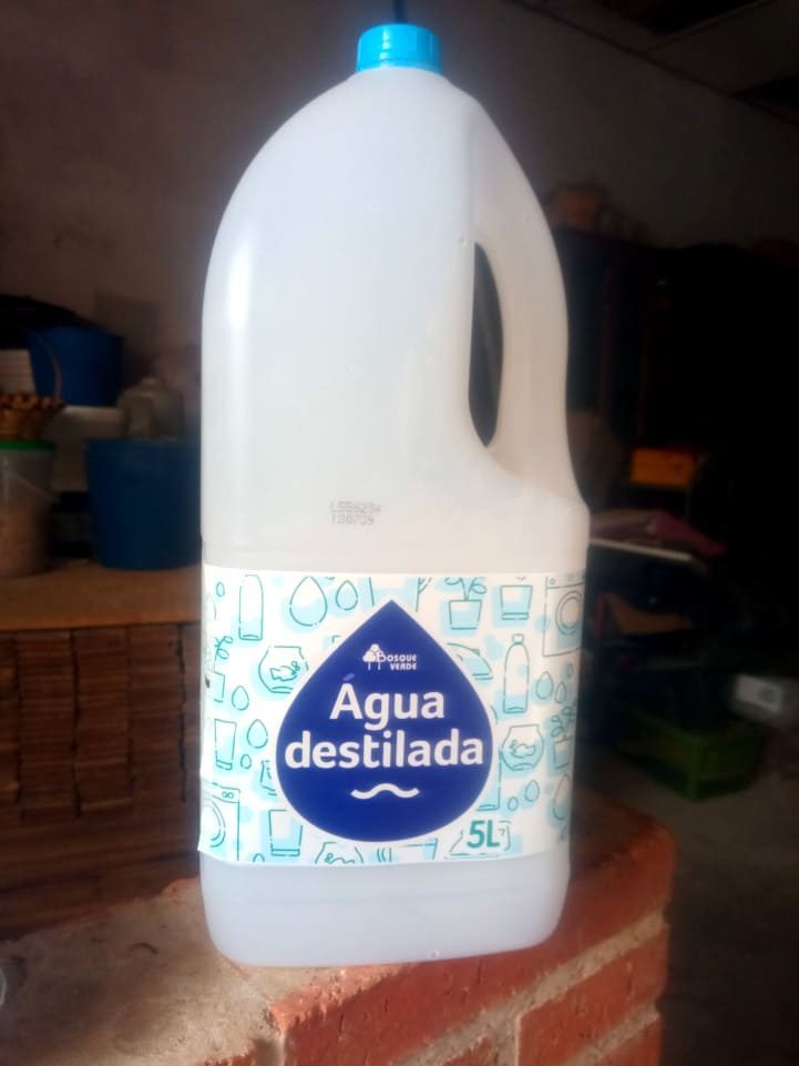 Agua destilada garrafa de 5 litros.