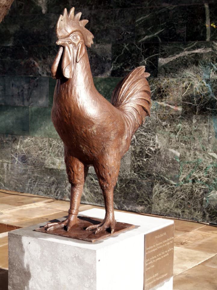 La escultura Pata azul fue un encargo del Ayuntamiento, en 2006, al escultor Francisco López como homenaje y reconocimiento a la raza avícola autóctona.