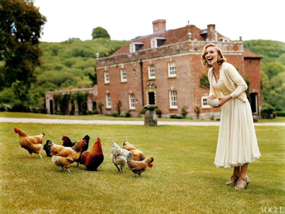 Madonna alimenta a sus gallinas. Foto de Tim-Walker para Vogue 