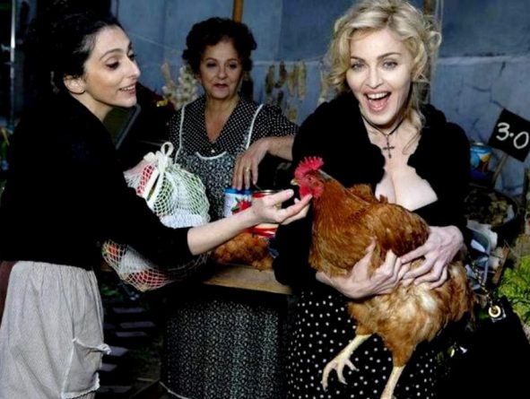 Madonna escenas del reportaje, vestida con Dolce & Gabbana