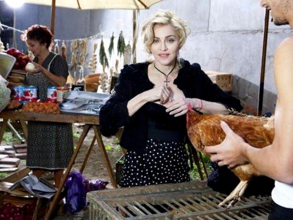 Madonna escenas del reportaje, vestida con Dolce & Gabbana