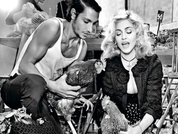 Madonna con un gallo, vestida con Dolce & Gabbana con el modelo Lucho Jacob
